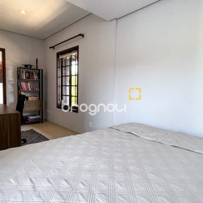 Casa com 340m², 3 quartos (sendo 1 suíte), 2 garagens, no bairro Rio Tavares em Florianópolis