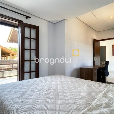 Casa com 340m², 3 quartos (sendo 1 suíte), 2 garagens, no bairro Rio Tavares em Florianópolis