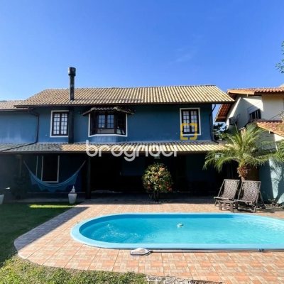 Casa com 340m², 3 quartos (sendo 1 suíte), 2 garagens, no bairro Rio Tavares em Florianópolis