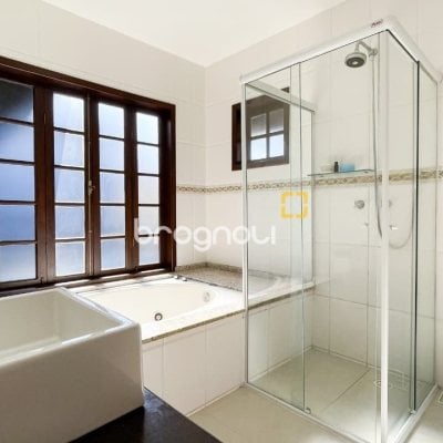 Casa com 340m², 3 quartos (sendo 1 suíte), 2 garagens, no bairro Rio Tavares em Florianópolis