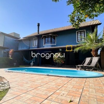 Casa com 340m², 3 quartos (sendo 1 suíte), 2 garagens, no bairro Rio Tavares em Florianópolis