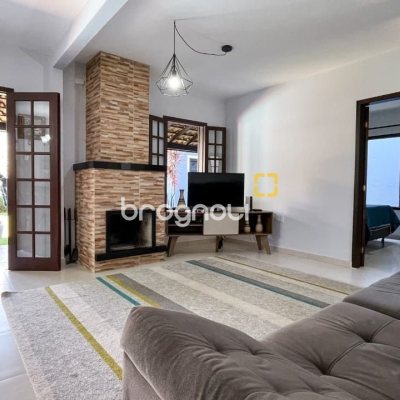 Casa com 340m², 3 quartos (sendo 1 suíte), 2 garagens, no bairro Rio Tavares em Florianópolis