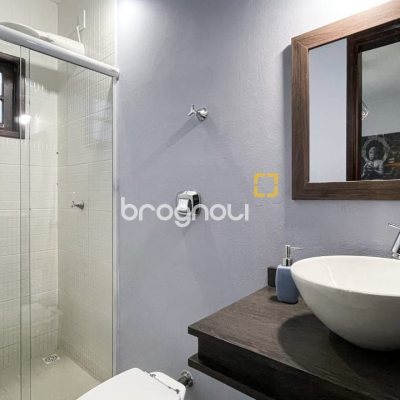 Casa com 340m², 3 quartos (sendo 1 suíte), 2 garagens, no bairro Rio Tavares em Florianópolis