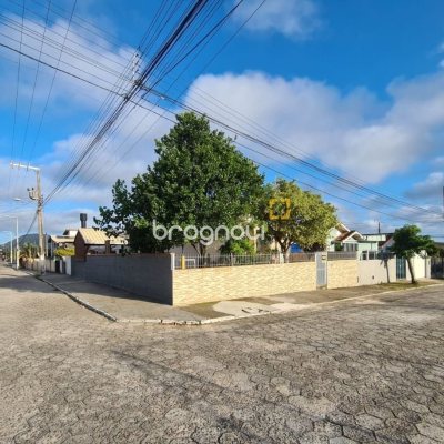 Casa com 120m², 3 quartos (sendo 1 suíte), 2 garagens, no bairro Rio Vermelho em Florianópolis