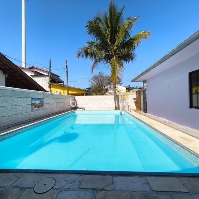 Casa com 190m², 4 quartos (sendo 1 suíte), 4 garagens, no bairro Campeche em Florianópolis