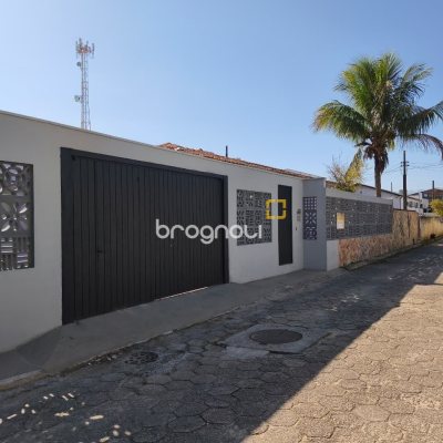 Casa com 190m², 4 quartos (sendo 1 suíte), 4 garagens, no bairro Campeche em Florianópolis