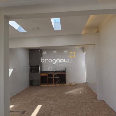 Casa com 190m², 4 quartos (sendo 1 suíte), 4 garagens, no bairro Campeche em Florianópolis