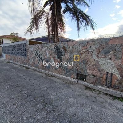 Casa com 190m², 4 quartos (sendo 1 suíte), 4 garagens, no bairro Campeche em Florianópolis