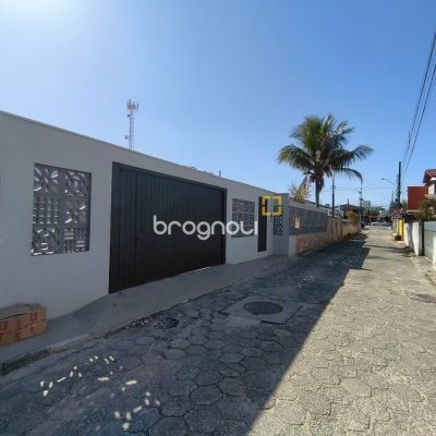 Casa com 190m², 4 quartos (sendo 1 suíte), 4 garagens, no bairro Campeche em Florianópolis