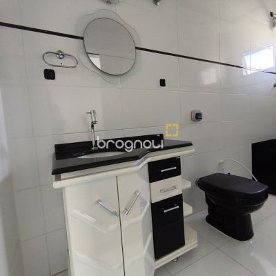 Casa com 190m², 4 quartos (sendo 1 suíte), 4 garagens, no bairro Campeche em Florianópolis