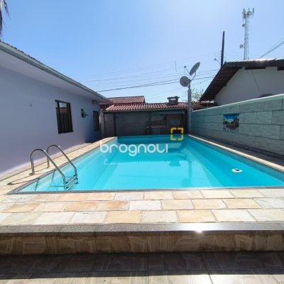 Casa com 190m², 4 quartos (sendo 1 suíte), 4 garagens, no bairro Campeche em Florianópolis