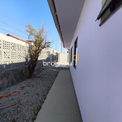 Casa com 190m², 4 quartos (sendo 1 suíte), 4 garagens, no bairro Campeche em Florianópolis