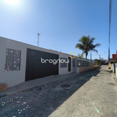 Casa com 190m², 4 quartos (sendo 1 suíte), 4 garagens, no bairro Campeche em Florianópolis