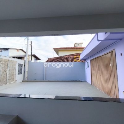 Casa com 190m², 4 quartos (sendo 1 suíte), 4 garagens, no bairro Campeche em Florianópolis
