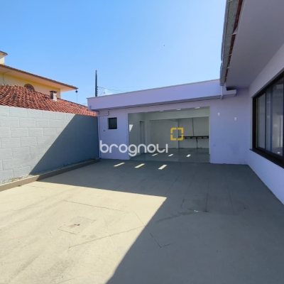 Casa com 190m², 4 quartos (sendo 1 suíte), 4 garagens, no bairro Campeche em Florianópolis