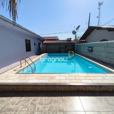 Casa com 190m², 4 quartos (sendo 1 suíte), 4 garagens, no bairro Campeche em Florianópolis