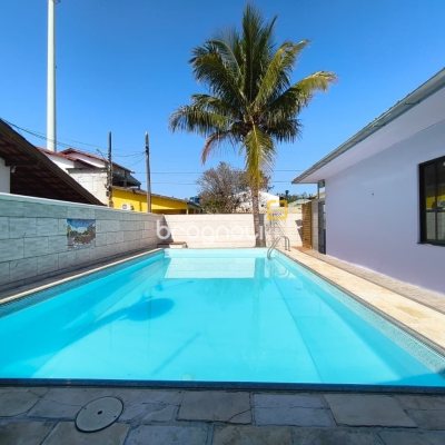 Casa com 190m², 4 quartos (sendo 1 suíte), 4 garagens, no bairro Campeche em Florianópolis