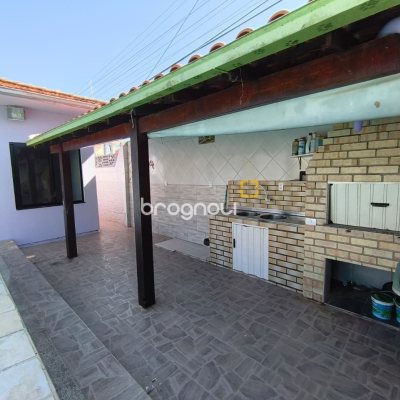 Casa com 190m², 4 quartos (sendo 1 suíte), 4 garagens, no bairro Campeche em Florianópolis