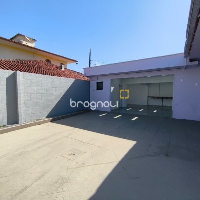 Casa com 190m², 4 quartos (sendo 1 suíte), 4 garagens, no bairro Campeche em Florianópolis