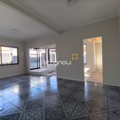 Casa com 190m², 4 quartos (sendo 1 suíte), 4 garagens, no bairro Campeche em Florianópolis
