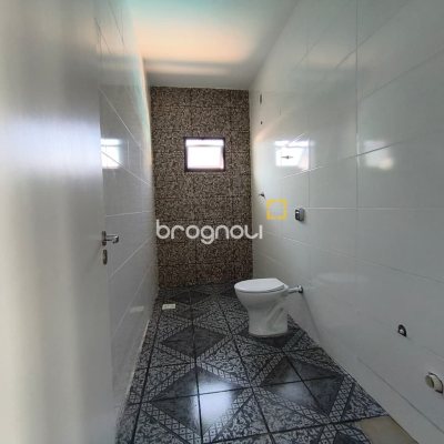 Casa com 190m², 4 quartos (sendo 1 suíte), 4 garagens, no bairro Campeche em Florianópolis