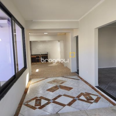 Casa com 190m², 4 quartos (sendo 1 suíte), 4 garagens, no bairro Campeche em Florianópolis
