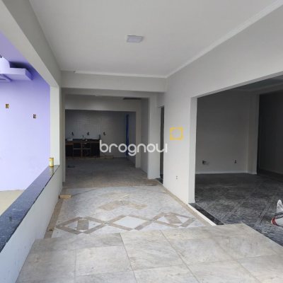 Casa com 190m², 4 quartos (sendo 1 suíte), 4 garagens, no bairro Campeche em Florianópolis