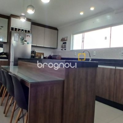 Casa com 214m², 3 quartos (sendo 1 suíte), 4 garagens, no bairro Jardim Atlântico em Florianópolis