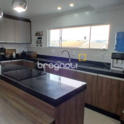 Casa com 214m², 3 quartos (sendo 1 suíte), 4 garagens, no bairro Jardim Atlântico em Florianópolis