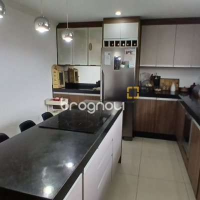 Casa com 214m², 3 quartos (sendo 1 suíte), 4 garagens, no bairro Jardim Atlântico em Florianópolis