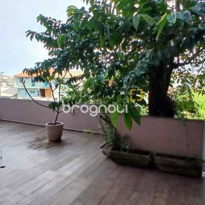 Casa com 214m², 3 quartos (sendo 1 suíte), 4 garagens, no bairro Jardim Atlântico em Florianópolis