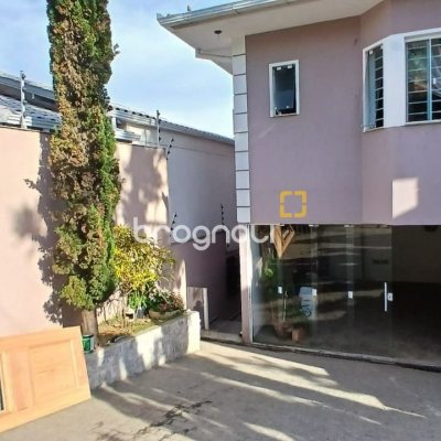 Casa com 214m², 3 quartos (sendo 1 suíte), 4 garagens, no bairro Jardim Atlântico em Florianópolis