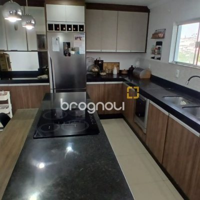 Casa com 214m², 3 quartos (sendo 1 suíte), 4 garagens, no bairro Jardim Atlântico em Florianópolis
