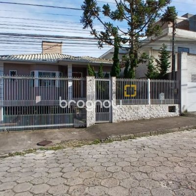 Casa com 214m², 3 quartos (sendo 1 suíte), 4 garagens, no bairro Jardim Atlântico em Florianópolis