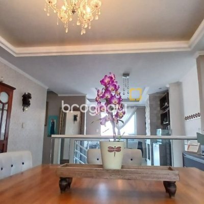 Casa com 214m², 3 quartos (sendo 1 suíte), 4 garagens, no bairro Jardim Atlântico em Florianópolis