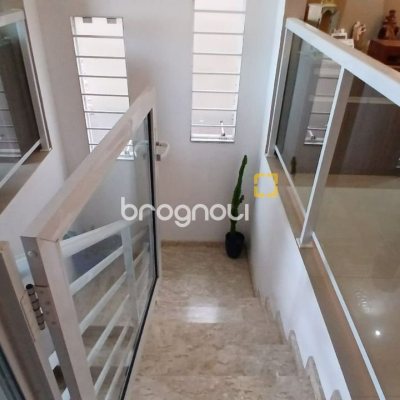 Casa com 214m², 3 quartos (sendo 1 suíte), 4 garagens, no bairro Jardim Atlântico em Florianópolis