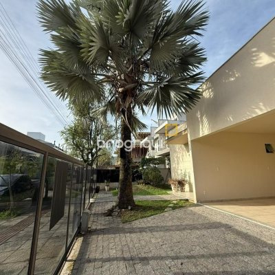 Casa com 291m², 5 quartos (sendo 4 suítes), 2 garagens, no bairro Cachoeira do Bom Jesus em Florianópolis