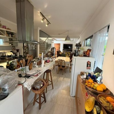 Casa com 291m², 5 quartos (sendo 4 suítes), 2 garagens, no bairro Cachoeira do Bom Jesus em Florianópolis