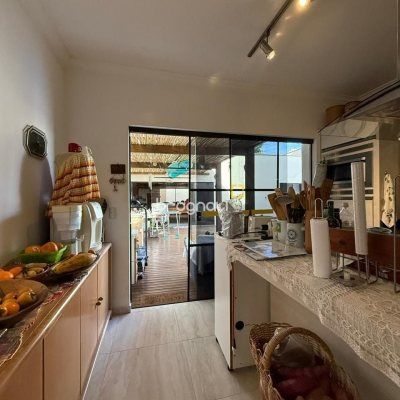 Casa com 291m², 5 quartos (sendo 4 suítes), 2 garagens, no bairro Cachoeira do Bom Jesus em Florianópolis