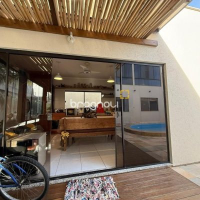 Casa com 291m², 5 quartos (sendo 4 suítes), 2 garagens, no bairro Cachoeira do Bom Jesus em Florianópolis