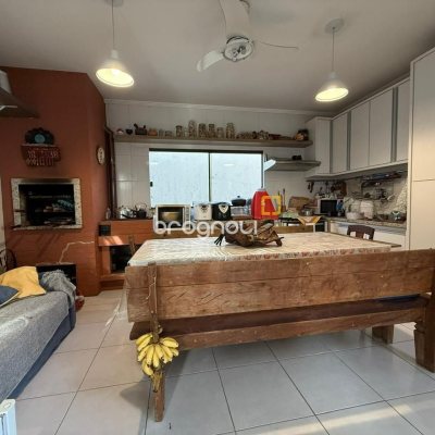 Casa com 291m², 5 quartos (sendo 4 suítes), 2 garagens, no bairro Cachoeira do Bom Jesus em Florianópolis