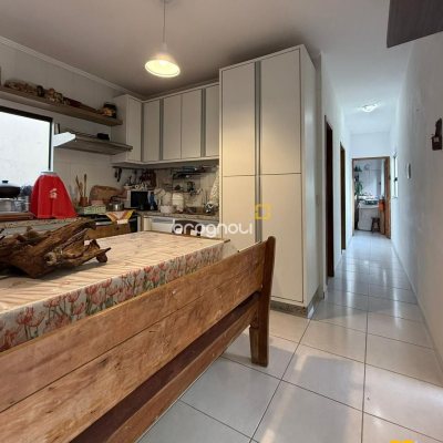 Casa com 291m², 5 quartos (sendo 4 suítes), 2 garagens, no bairro Cachoeira do Bom Jesus em Florianópolis