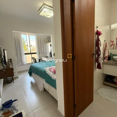 Casa com 291m², 5 quartos (sendo 4 suítes), 2 garagens, no bairro Cachoeira do Bom Jesus em Florianópolis