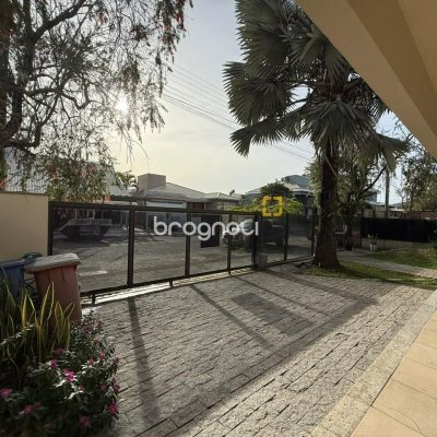 Casa com 291m², 5 quartos (sendo 4 suítes), 2 garagens, no bairro Cachoeira do Bom Jesus em Florianópolis