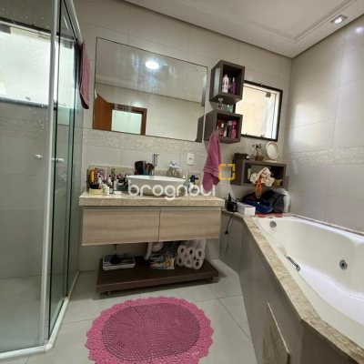 Casa com 291m², 5 quartos (sendo 4 suítes), 2 garagens, no bairro Cachoeira do Bom Jesus em Florianópolis