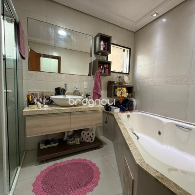 Casa com 291m², 5 quartos (sendo 4 suítes), 2 garagens, no bairro Cachoeira do Bom Jesus em Florianópolis