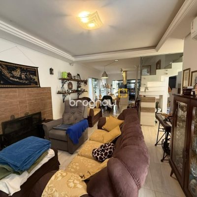 Casa com 291m², 5 quartos (sendo 4 suítes), 2 garagens, no bairro Cachoeira do Bom Jesus em Florianópolis