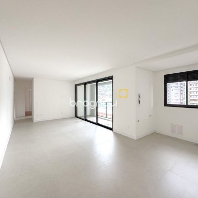 Apartamento com 80m², 2 quartos (sendo 1 suíte), 1 garagem, no bairro Centro em Florianópolis