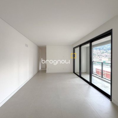 Apartamento com 80m², 2 quartos (sendo 1 suíte), 1 garagem, no bairro Centro em Florianópolis