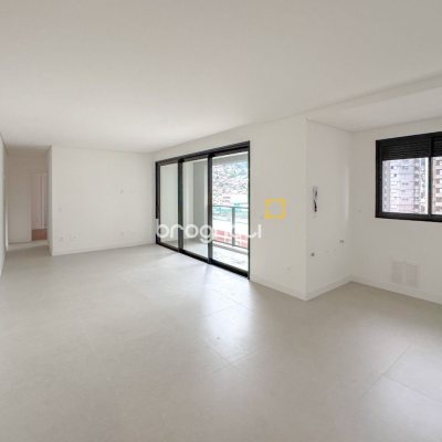 Apartamento com 80m², 2 quartos (sendo 1 suíte), 1 garagem, no bairro Centro em Florianópolis